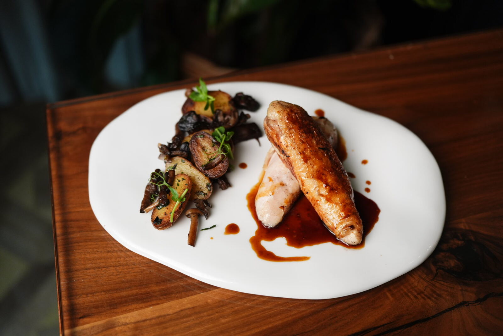 Volaille rôtie, champignons et pommes de terre