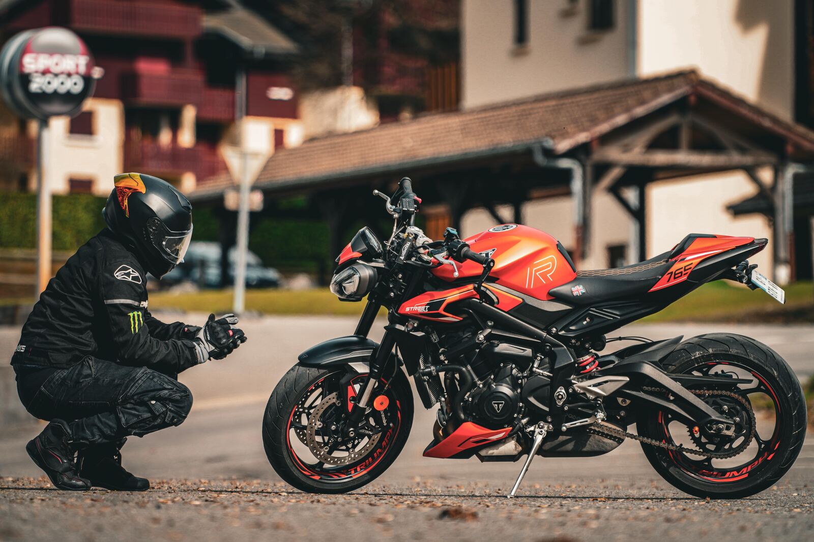 Motard accroupi avec Triumph Street Triple
