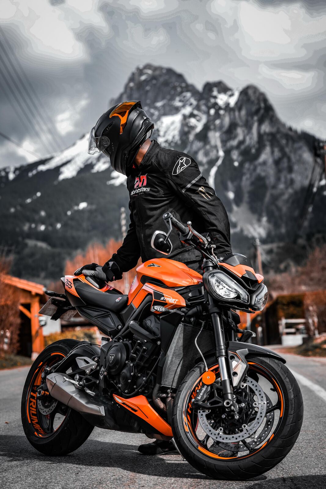 Motard sur Triumph Street Triple en montagne